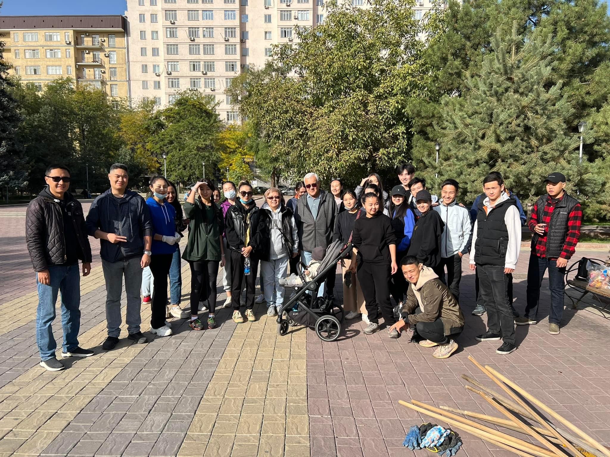 Коллектив и студенты Дипломатической академии приняли участие в субботнике «Таза Мурас» на зекрепленной территории Парк Горького