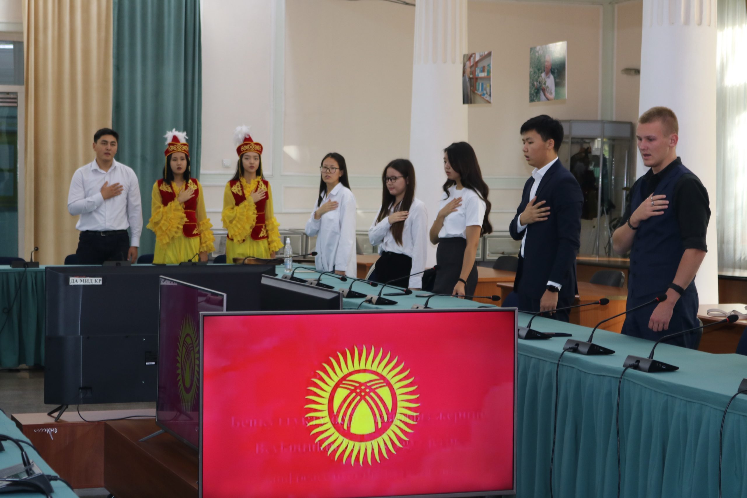 23 сентября 2022  года в Дипломатической академии МИД КР состоялось мероприятие, посвященное      Дню государственного языка под названием “Кыргызский язык — гордость нашей нации”.  В мероприятии приняли участие сотрудники, преподаватели и студенты Дипломатической академии.  